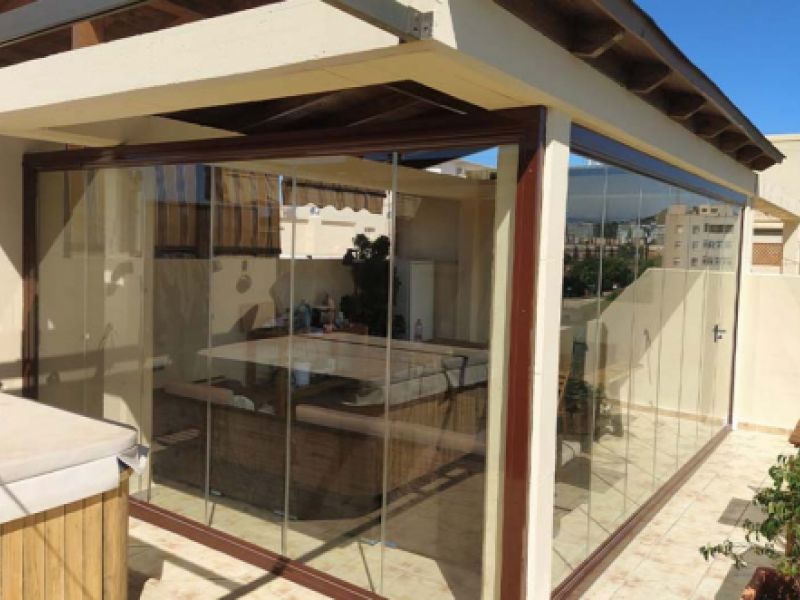 Vista exterior de techo fijo para pérgola con cerramiento realizado